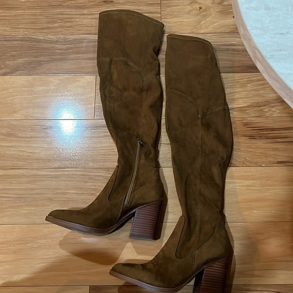 Beautiful brand new unworn brown suede Marc Fisher brown over the knee boots - Picture 7 of 8